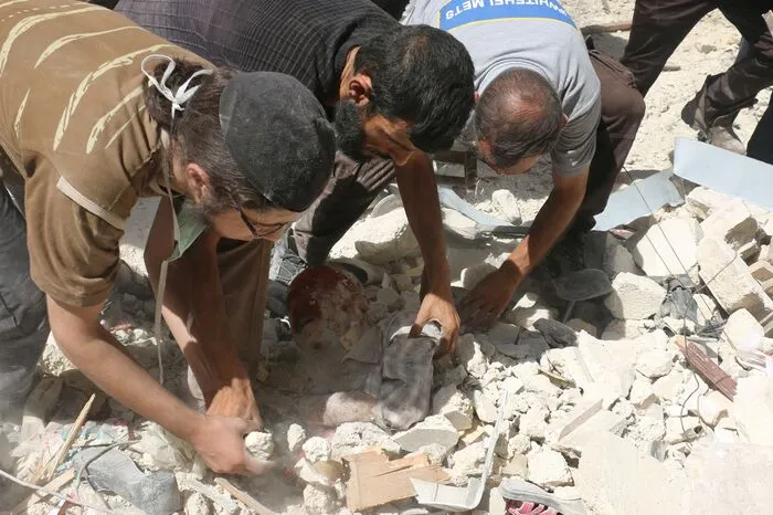 Ein Fotograf der Nachrichtenagentur AFP in Idlib sah Männer, die auf Trümmer stiegen und Verletzte bargen. Auch in Aleppo wurden bei Luftangriffen laut Beobachtungsstelle mindesten zwölf Zivilisten getötet, in der gleichnamigen Provinz starben weitere 18 Menschen.