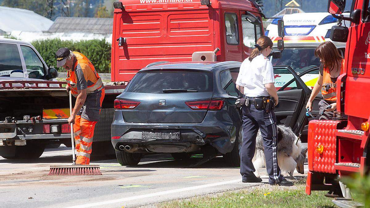 Aufräumarbeiten an der Unfallstelle