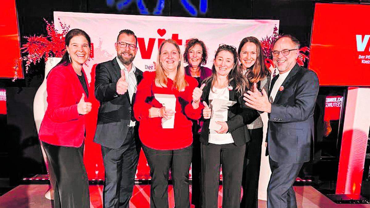 Die Geschäftsführung Franz Ferner, Brigitte Schafarik und Genoveva Kocher-Schruf und die Pflegedienstverantwortlichen Rene Radlingmayr und Manuela Steiner gratulierten den Gewinnerinnen Sonja Karelly und Rosalia Pall