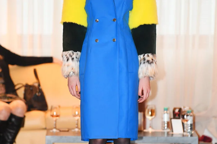 1984 in Tirol geboren, schloss Rebekka Ruetz im Jahr 2008 ihre Ausbildung als Best-Graduate und Cognos Relevance Award-Gewinnerin an der AMD München ab. Erfahrung sammelte sie bei einem Studiensemester in Indien und bei Peter Pilotto. 2009 gründete Rebekka Ruetz ihr gleichnamiges Modelabel mit Sitz in Innsbruck. Seit 2011 zeigt die Tirolerin zweimal jährlich ihre Kollektionen im Rahmen der Fashion Week Berlin. Der Flagshipstore befindet sich im Innsbrucker Kaufhaus Tyrol.