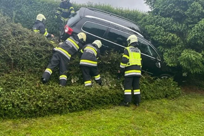 Die FF Nitscha sicherte die Unfallstelle ab, baute einen Brandschutz auf, regelte den Verkehr und barg den PKW mittels Seilwinde. Um 16 Uhr konnte der Einsatz beendet werden. 