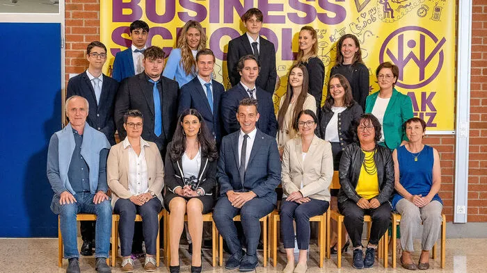 Es maturierten Berger Lena, Brdar Yvonne, Fuchs Manuel, Grill Katharina, Halimi Arlisa, Kulmer Dominik, Marterer Maja, Muggenauer Laura, Neffe Nina, Ontiu Philipp, Pechar Tobias, Porancea Robert, Schlenner Kristin, Schulte Anna, Stastny Melanie, Strasser Jasmin, Zink Paula.