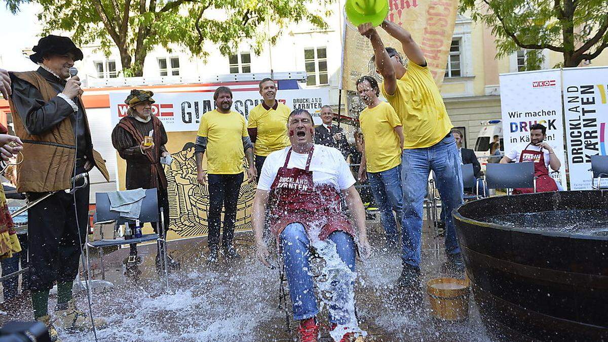 Auch WK-Präsident Jürgen Mandl wurde gegautscht