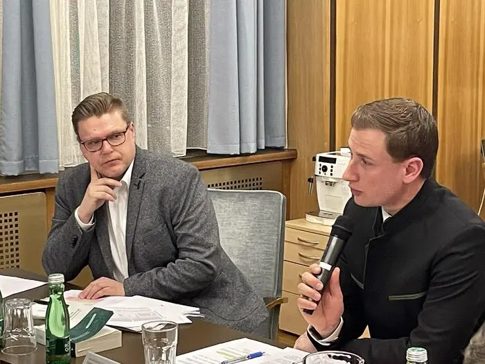 Bürgermeister Volkart Kienzl und Gemeindejurist Thomas Mayer (links)