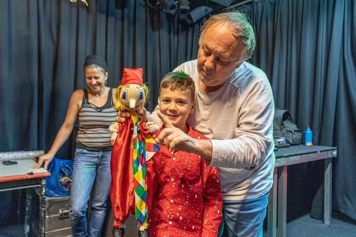 Raoul Riegler erklärte Thobias ganz genau, wie man den Kasperl spielt.