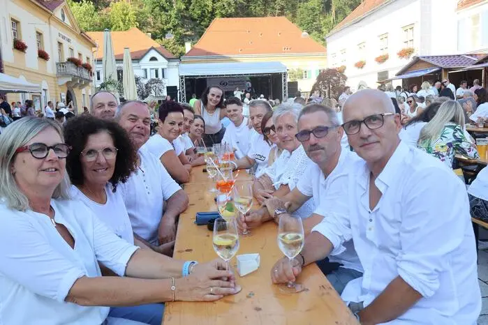 Mit einer „White Night“, bei der der Dresscode weiße Kleidung war, startete der Auftakt in eine mehrwöchige Veranstaltungsreihe.