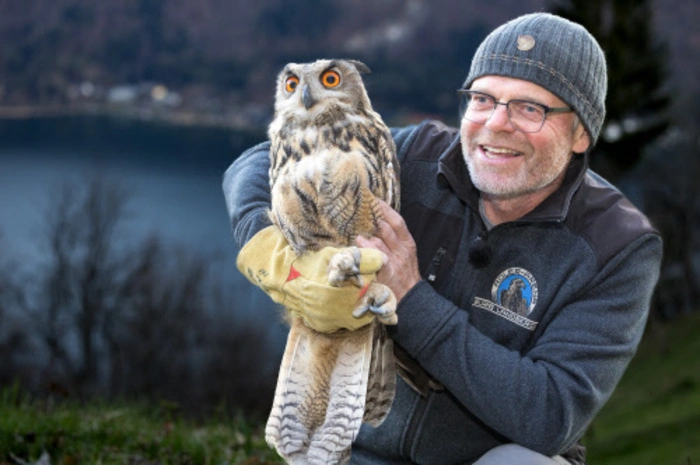 Adlerwarte-Gründer Franz Schüttelkopf mit dem Pflegling.