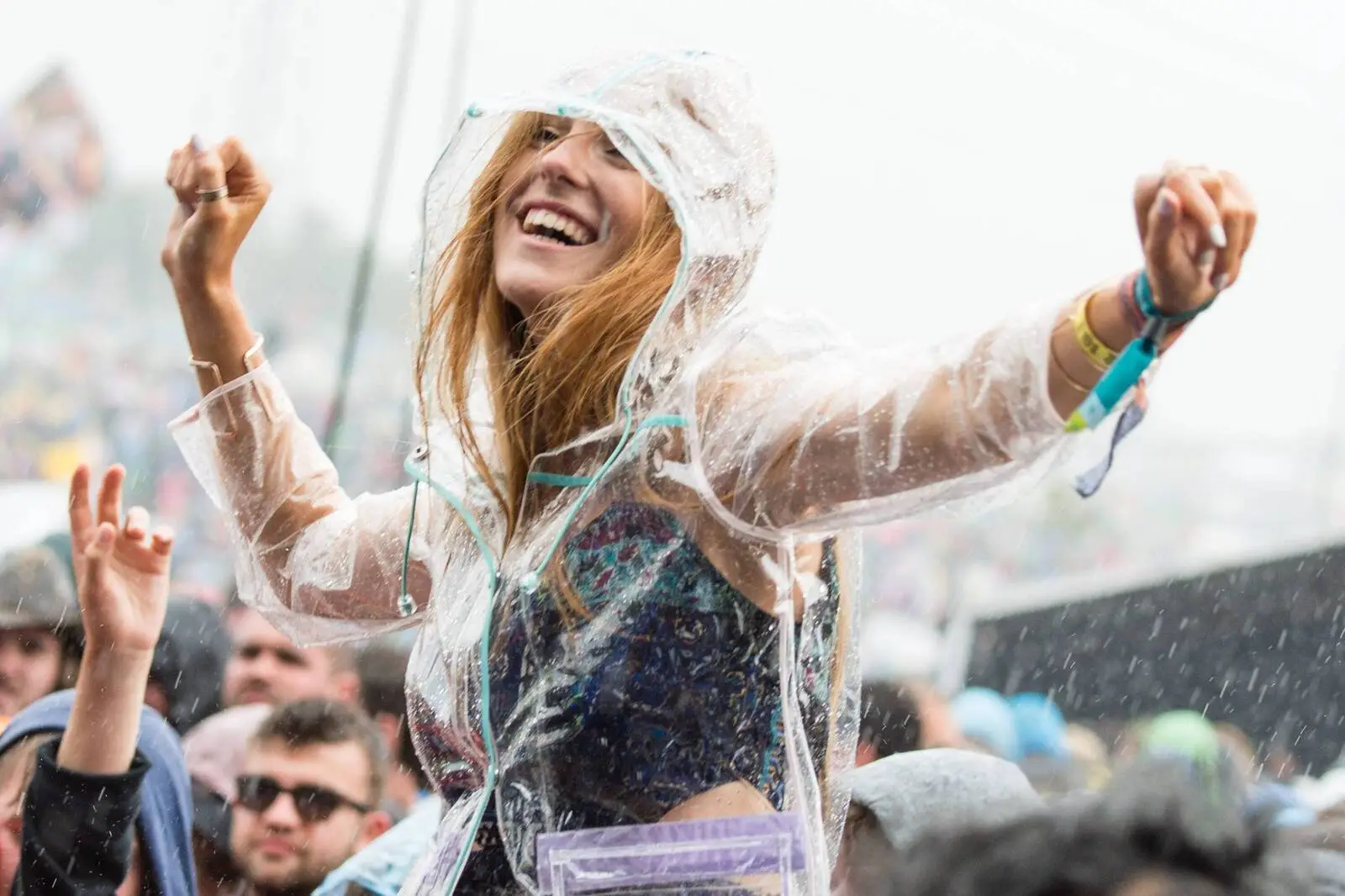 In einer durchsichtigen Regenjacke kommt das Outfit auch bei Schlechtwetter zur Geltung