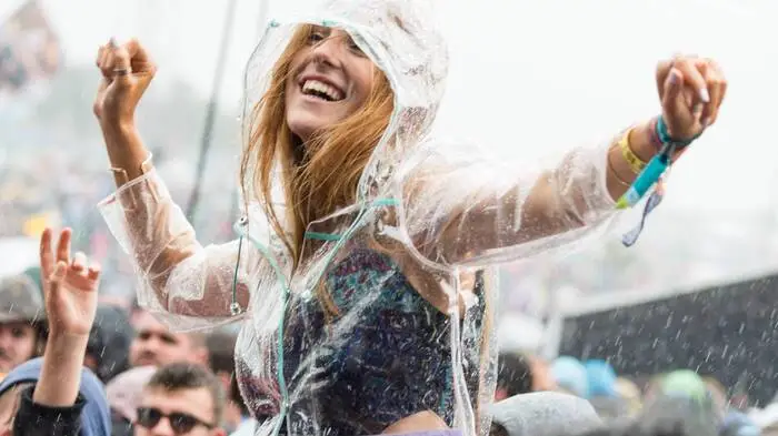 In einer durchsichtigen Regenjacke kommt das Outfit auch bei Schlechtwetter zur Geltung