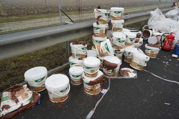 Einer der beiden Lkw hatte Haselnusscreme geladen, die sich über die gesamte Autobahn-Breite verteilt hatte.