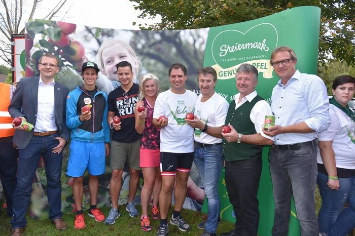 Begeistert zeigten sich Ex Marathonläuferin Eva Maria Gradwohl, LH-Stellvertreter Michael Schickhofer, LAbg. Hubert Lang, Spar Steiermark-Chef Christoph Holzer, der neue Apfel-Sportbotschafter, ÖSV-Kombinierer Paul Gerstgrasser und Andreas Gabalier.