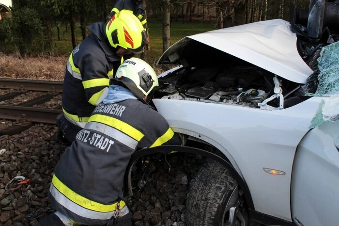 Der 43-jährige Pkw-Lenker wurde verletzt, der Lokführer dürfte einen Schock erlitten haben.
