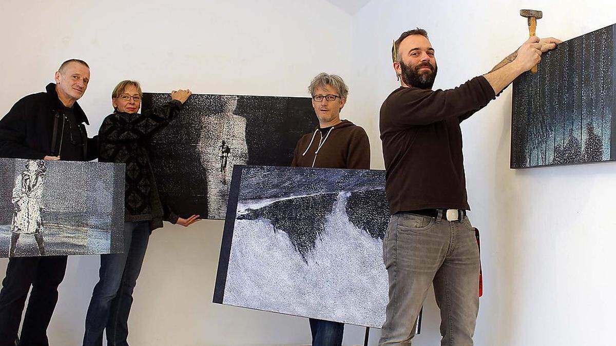 Die letzten Vorbereitungen für die Vernissage am Freitag laufen 