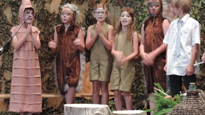 Nach monatelangem Proben war es soweit: Volksschülerinnen und Volksschüler aus Kraubath standen auf der Bühne des Dorfsaals, wo sie mit dem Musical „Die Rache der Igel“ ihr Publikum begeisterten.