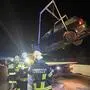 Das Unfallfahrzeug wurde von der Feuerwehr mittels Kran geborgen
