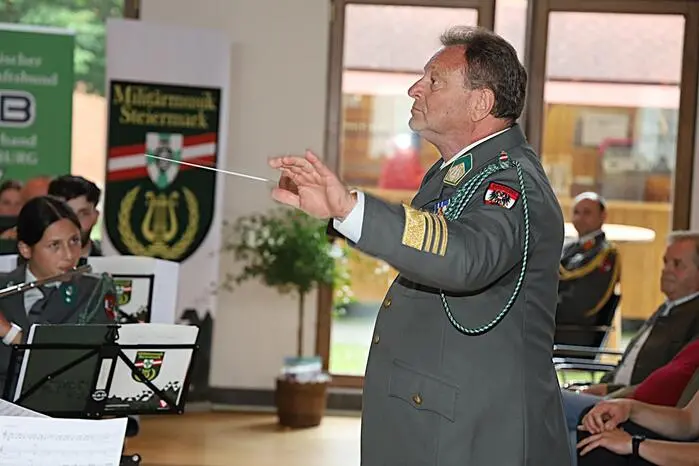 ... eröffnete Militärkapellmeister Johannes Lackner den musikalischen Reigen des Abends. 