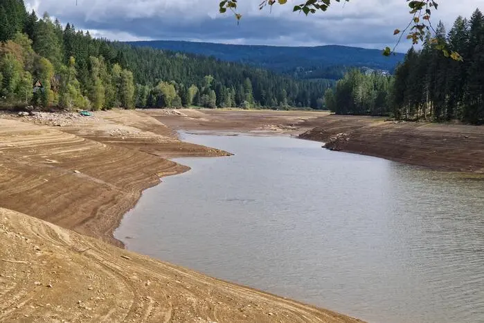 Aktuell ist der Wasserstand des beliebten Ausflugsziels wieder sehr niedrig, wenn auch bei weitem nicht so tief wie vor zwei Jahren. 