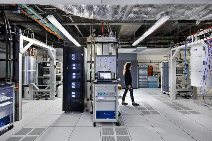 Registrierte Nutzer können sich mit dem Quantensystem mit 16 Quantenbits via Cloud verbinden.