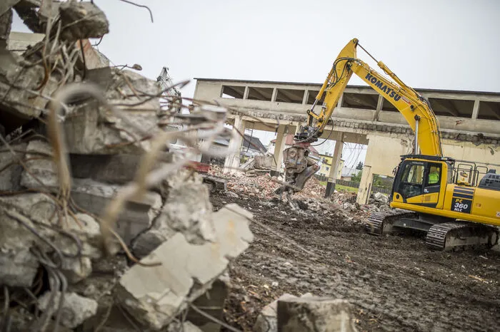 Der Bagger, der derzeit im Einsatz ist, wiegt 35 Tonnen.