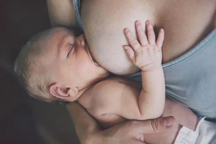 Stillen bringt auch für Mütter gesundheitliche Vorteile: Das Brustkrebsrisiko sinkt, es werden Hormone ausgeschüttet,die die Mutter gelassener machen und ihren Schlafrhythmus auf den des Kindes abstimmen.
