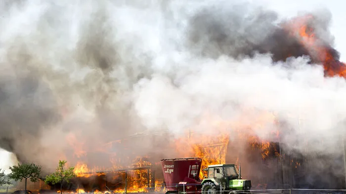 Ein Großfeuer hat am Donnerstag einen Bauernhof in Götzis (Bez. Feldkirch) zerstört.