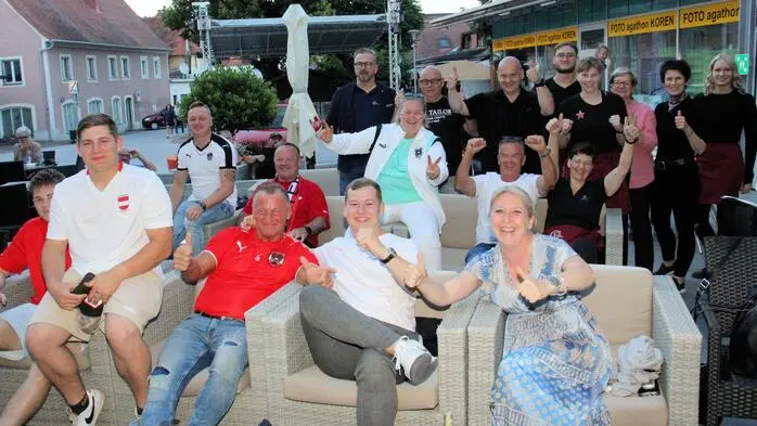 Public Viewing beim Spiel Österreich gegen Frankreich im Rathauscafé in Köflach