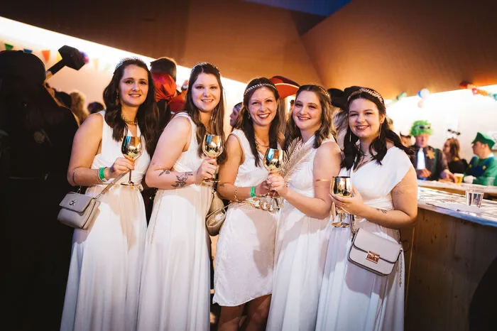 Ganz in weiß tauchten diese Göttinnen auf – mit Champagnerglas. 