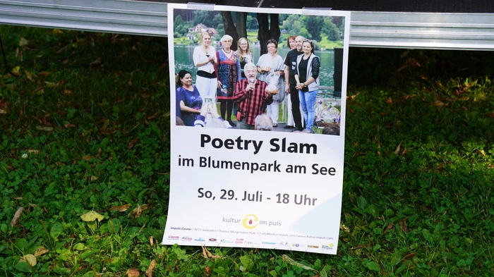 Eine kleine, aber feine Bühne im Blumenpark von Seeboden. Das Publikum hat Blick auf den See.