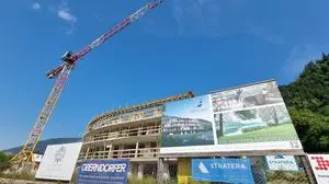 Mit einem neuen Werbeplakat wird nun für Wohnungen ab 470.000 Euro geworben 