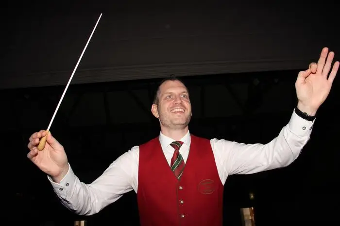 Kapellmeister Peter Lidl (Foto) präsentierte mit seinem Orchester, den Sängern Blazka Oberstar-Bistan und Martin Greinix sowie der Showtanztruppe unter der Leitung von Anja Sturmann eine musikalische Reise von Georges Bizet über Herbert Pixner bis zu Robbie Williams und Dirty Dancing.