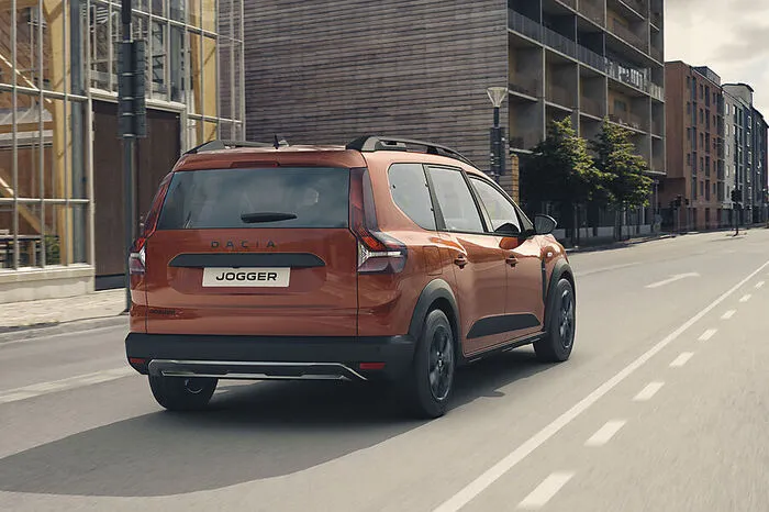 Dem Kombi mit 2,9 Metern Radstand verleihen die Rumänen mit beplankten Radhäusern und einer Bodenfreiheit von 20 Zentimetern den beliebten Raubein-Look der SUV.