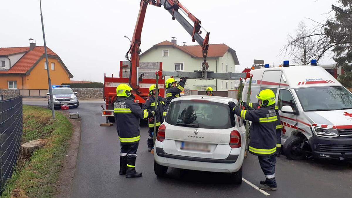 FF Schwarzau am Steinfeld im Einsatz am Unfallort