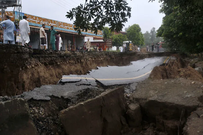 Pakistanischen Behörden zufolge hatte es eine Stärke von 5,8. Die US-Erdbebenwarte USGS gab die Stärke mit 5,2 an. In sozialen Medien wurden Bilder mit massiven Schäden an Häusern und Straßen vor allem aus der Region Kaschmir geteilt.