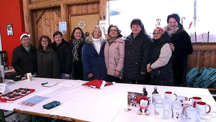 Bestens besucht war der von der Frauenbewegung Edelschrott mit Obfrau Martina Holzmann und ihrem Team organisierte „Adventzauber“ in der Halle des Eisschützenvereins.