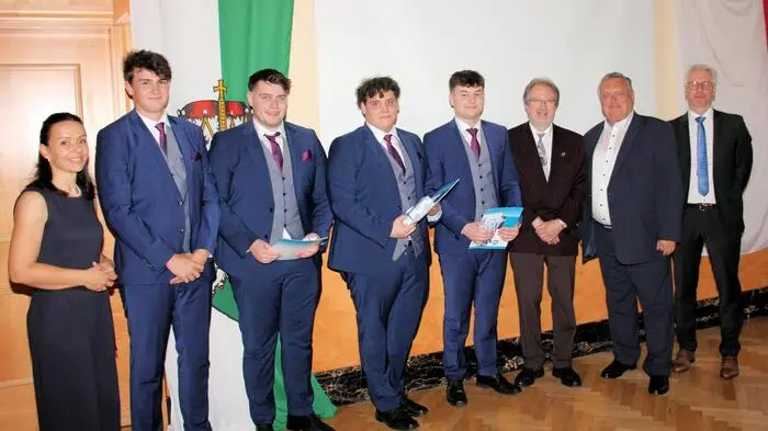 Am 19. Juni fand im Saal der Stadtsäle Voitsberg die feierliche Überreichung der Reife- und Diplomprüfungszeugnisse an elf Schüler der HTL Voitsberg mit der Fachrichtung Maschinenbau und digitale Produktentwicklung statt.