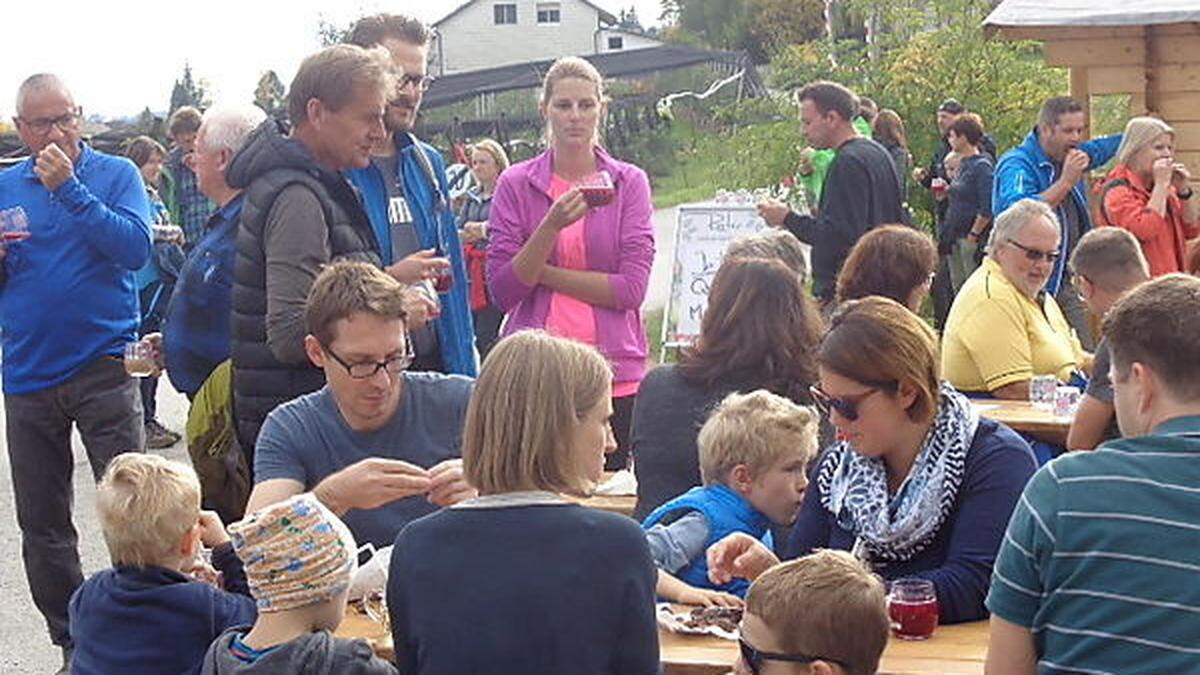 Alt und Jung wanderten durch das herbstliche Nitscha