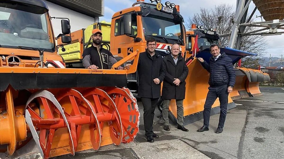 Christian Flaschberger (Mitarbeiter Straßenmeisterei Feldkirchen), Landesrat Martin Gruber, Hubert Amlacher (Leiter Straßenbauamt Villach) und Volker Bidmon (Leiter Straßenbauabteilung)