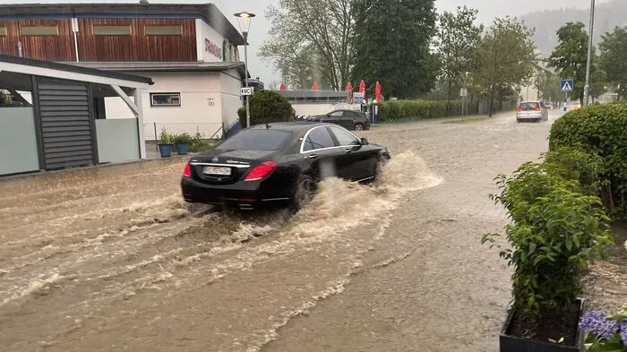 Wasser auf den Straßen in Reifnitz.