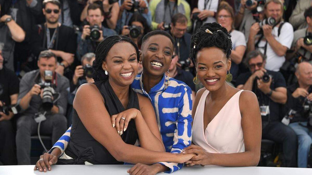 Regisseurin Wanuri Kahiu mit ihren Darstellerinnen Samantha Mugatsia und Sheila Munyiva in Cannes