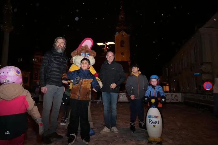 Neben einem noch namenlosen Maskottchen (Vorschläge nimmt die Stadt gerne an), waren auch Bürgermeister Marcus Martschitsch und Vize-Bürgermeister Markus Gaugl vor Ort, die die Kinder mit kleinen Vorab-Weihnachtsgeschenken überraschten und damit für noch glücklichere Kinderaugen sorgten.