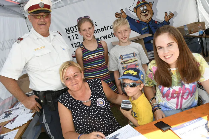 Achtung Polizei: Alle Kinder konnten Kinder-Polizisten werden, mit einem echten Ausweis, cool...