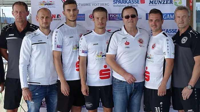 Trainer Michael Zisser, Kapitän Jürgen Hiden, die Neuzugänge Ivan Jolic und Sven Dodlek, Obmann Hans-Joachim Waldhaus, Neuerwerbung Martin Salentinig und Co-Trainer Richard Mayer