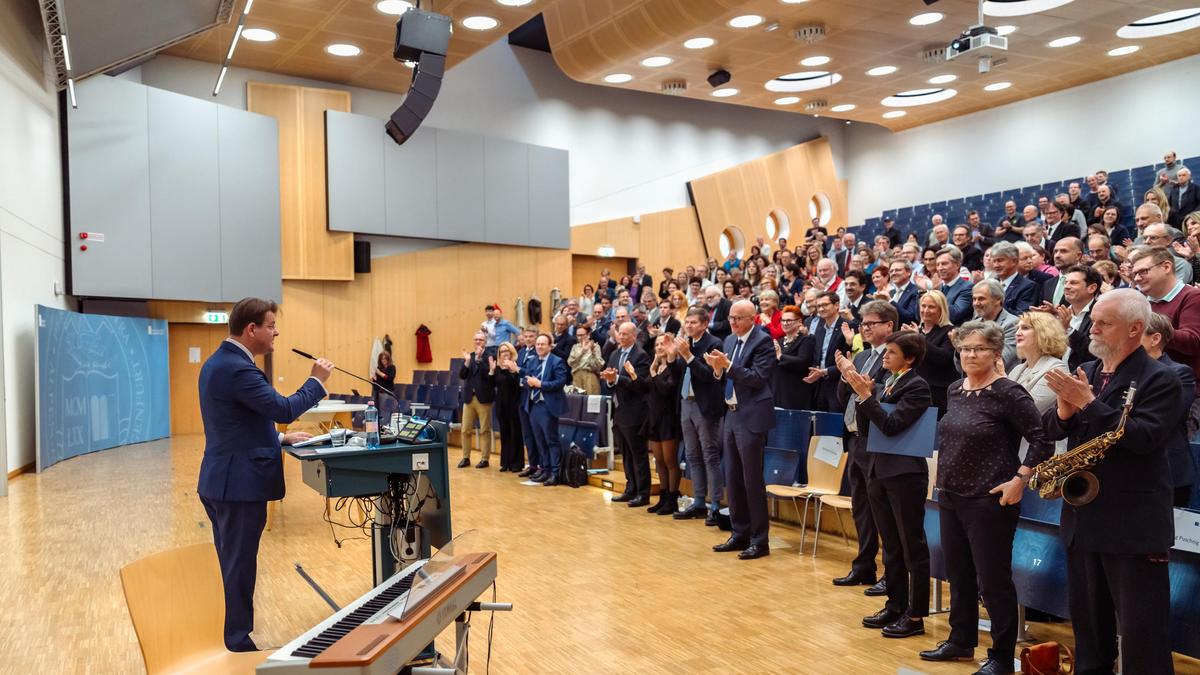 Stehende Ovationen für Vitouch zum Abschied als Rektor und Präsident der Uniko