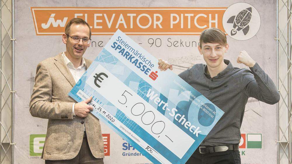 5000 Euro für den Sieger: Oliver Kröpfl (Steiermärkische) und Maximilian Weber  (enFaced) 	 