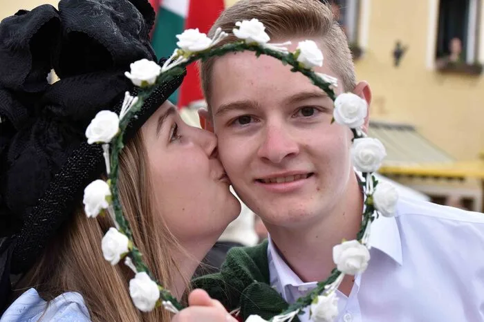 Der 17-jährige Lehrling durfte nicht nur zur Jungfrau aus Stein hochklettern und sie halsen, es gab für ihn auch den Siegerkuss seiner Ehrentänzerin Julia Zeiler. 