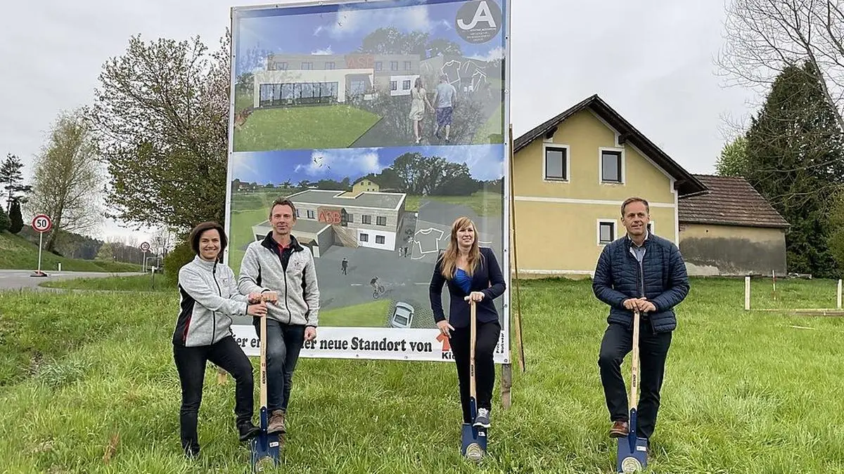 Sonja und Joachim Kickmeier freuen sich mit Architektin Josefine Alessandri und Bürgermeister Karl Konrad über den Spatenstich