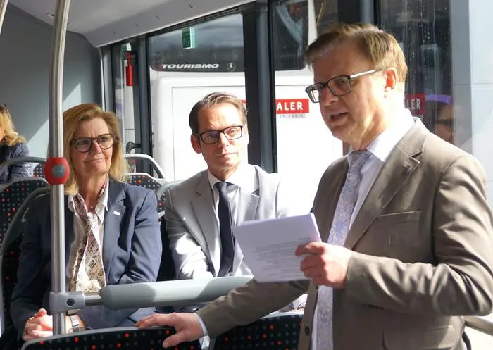 Vorne: Gerhard Deutsch, hinten auf den Bussitzen: Susanne Kaltenegger, Matthäus Bachernegg