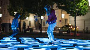 Im Kreis hüpfen und bunte Leuchtspuren hinterlassen: Am Freiheitsplatz