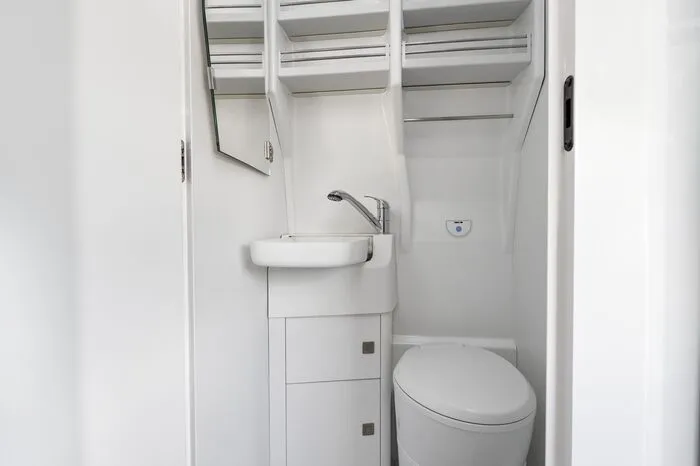 Ein wesentliches Plus zum „normalen“ California ist die Nasszelle (840 x 800 mm). Neben Toilette und Dusche ist das Bad unter anderem mit einem klappbaren Waschbecken, Regalen mit Fixierung der Dusch-Utensilien, einem Schrank mit integriertem Toilettenpapier-Halter (bietet Schutz vor Feuchtigkeit), Handtuchhaltern und einer Dachluke für die Entlüftung ausgestattet.