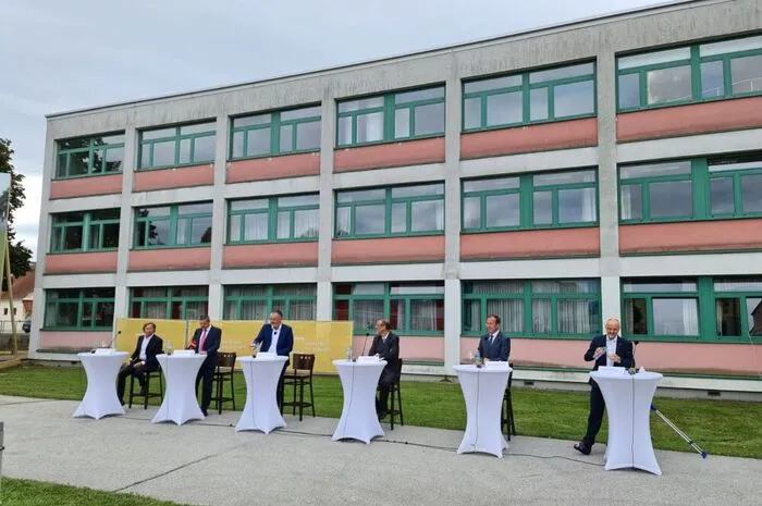 Das bisherige Schulgebäude wird saniert, der Neubau entsteht davor.